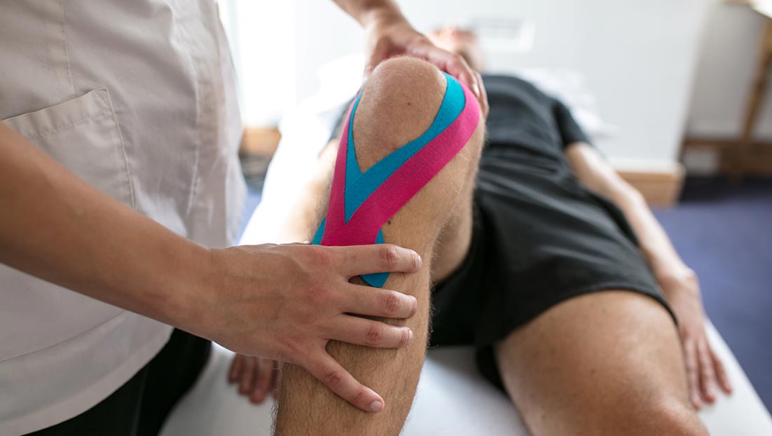Knee pain: osteopath helping to relieve pain in patient's knee
